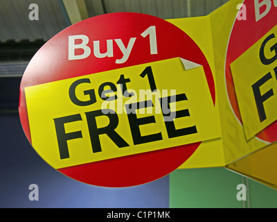 Ein "buy 1 Get 1 free" Zeichen in einem Tesco Supermarkt, UK Stockfoto