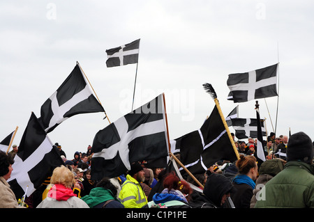 Kornische Leute marschieren mit dem St.Pirans-Flag auf St.Pirans Tag, Perranporth, Cornwall, UK Stockfoto