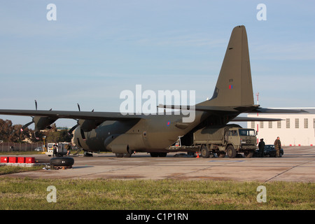 Royal Air Force Hercules C4 (C-130J) Military Transport Flugzeug Entladen der Fracht in Malta. Logistik und Supply Chain. Stockfoto