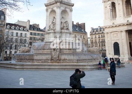 Touristen, die man ein Foto auf dem Vorplatz der Eglise St. Sulpice in Paris Frankreich. Kirche St. Sulpicius. Stockfoto