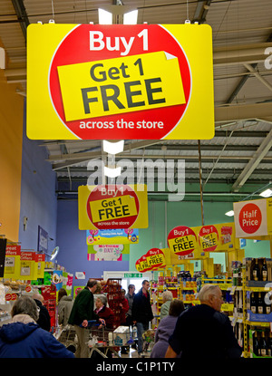 Ein "kaufen 1 get 1 free" Zeichen in einem Tesco Supermarkt, UK Stockfoto