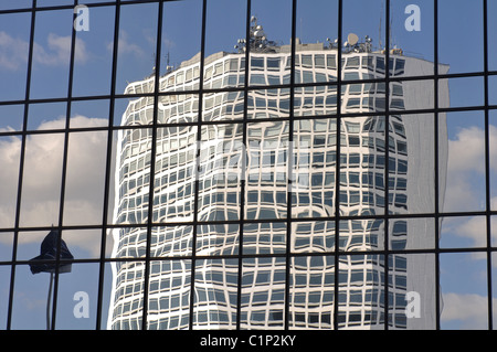 Alpha-Turm spiegelt sich im Hyatt Regency Hotel, Birmingham, UK Stockfoto