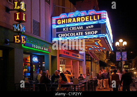 USA, California, San Diego, Innenstadt, Gaslamp District in Twilight, Ghirardelli Schokolade Shop und Lime Bar Stockfoto