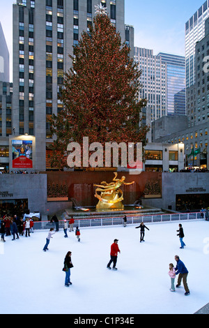 USA New York City Manhattan Rockefeller Center Eisbahn Skulptur der riesige Weihnachtsbaum & Prometheus von Stockfoto