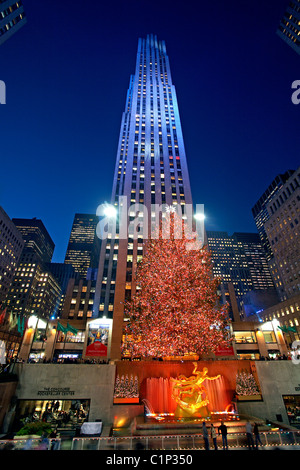 USA, New York City, Manhattan, Rockefeller Center, Eislaufbahn und der riesige Weihnachtsbaum Stockfoto