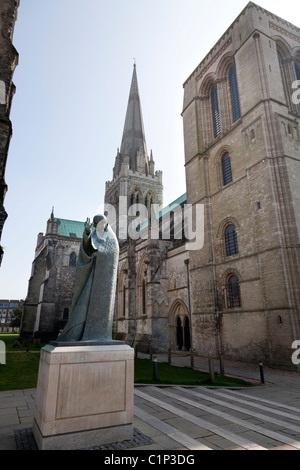 Statue des Heiligen Richard außerhalb Chichester Cathedral Stockfoto