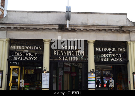 South Kensington Station mit den alten Angaben noch im Ort, Südeingang, London, UK ARTIFEX LUCIS Stockfoto