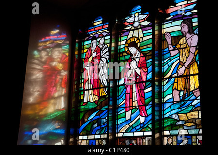 Glasfenster mit Abendlicht durchströmen auf der Seitenwand, All Saints Church, Lager Dorf Essex UK Stockfoto