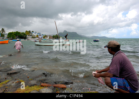 Insel Mauritius, Rückkehr von der Fischerei in der Baie de Vieux Grand Port in Mahebourg und Lion Mountain im Hintergrund Stockfoto