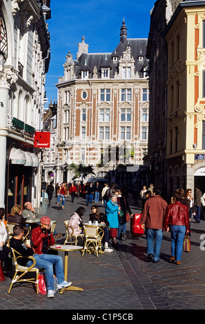 Frankreich Nord Lille Vieux Lille (Old Town) Einheimischen auf einer Caféterrasse an der Ecke von La Place du General de Gaulle auch bekannt als Stockfoto