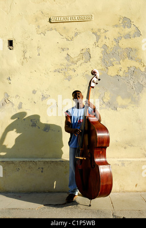 Kuba, Havanna, Habana Vieja Bezirk Weltkulturerbe der UNESCO, Kontrabassist Stockfoto