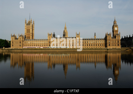 Houses of Parliament mit Big Ben und Themse, Westminster, London, Vereinigtes Königreich Stockfoto