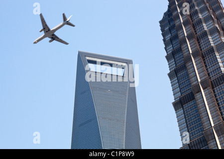 Shanghai: Flugzeug über moderne Gebäude Stockfoto