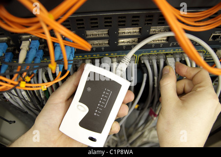 Es ist ein Netzwerk-Switch auf dem Server testen. Stockfoto