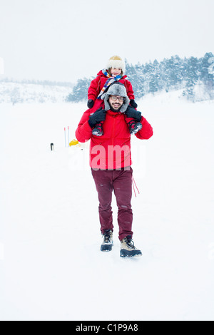 Vater mit Tochter auf Schultern Stockfoto