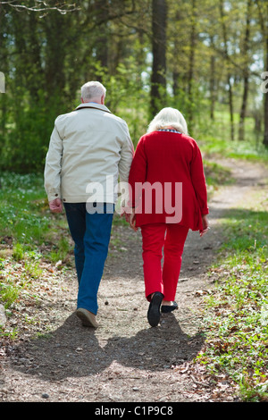Älteres paar Wandern im park Stockfoto