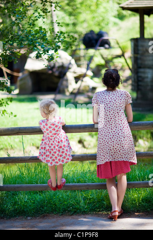 Mutter und Tochter, die Tiere im Zoo zu beobachten Stockfoto