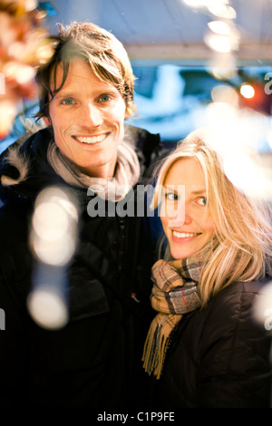 Paar, Lächeln, Kamera in der Weihnachtszeit Stockfoto