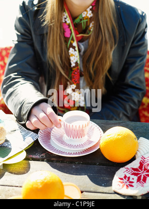 Frau trinkt Kaffee im freien Stockfoto