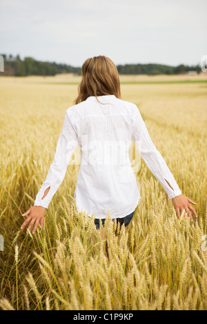 Junge Frau im Weizenfeld Stockfoto