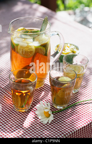 Eistee mit Zitronenscheiben Stockfoto