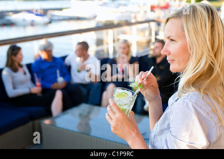 Gruppe von Menschen, die im Restaurant im Freien entspannen Stockfoto