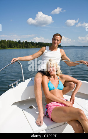 Junges paar entspannende in Yacht auf See Stockfoto