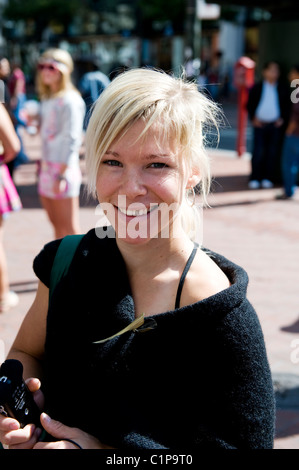Frau auf Straße, Lächeln Stockfoto