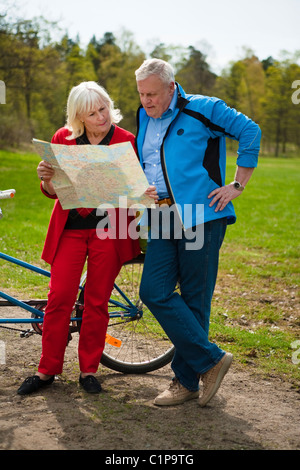 Älteres Paar mit Tandem-Fahrrad Stockfoto