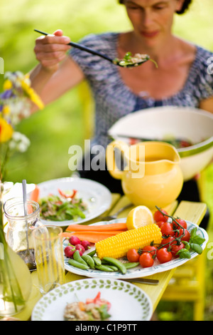 Frau Portion Salat im freien Stockfoto