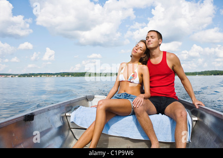 Junges Paar im Motorboot auf See Stockfoto