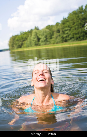 Junge Frau im See schwimmen