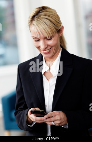 Geschäftsfrau mit Smartphone Stockfoto