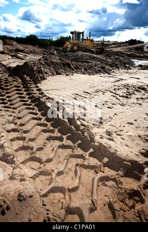 Planierraupe Reifen zu verfolgen, im Schlamm Stockfoto