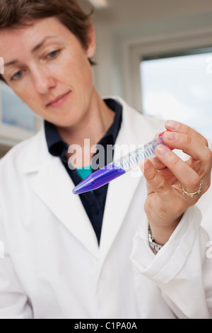 Wissenschaftler halten Reagenzglas Stockfoto