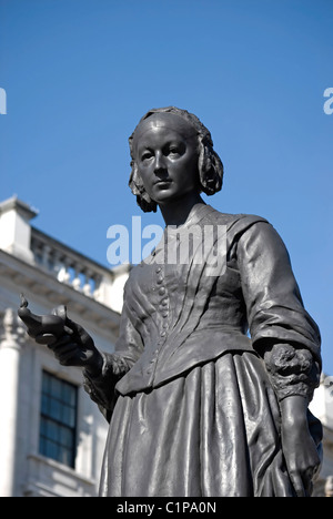 1915-Statue von Florence Nightingale vom Bildhauer George Arthur Walker in Waterloo Place, London, England Stockfoto