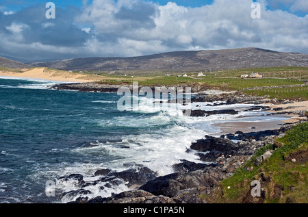 Sandstrände und Wellen brechen sich an der Westküste von South Harris in der Nähe von Sgarasta Mhor auf den äußeren Hebriden Schottland Stockfoto