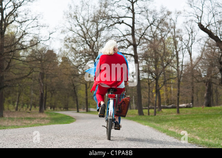 Älteres Paar Reiten Tandem Fahrrad im park Stockfoto