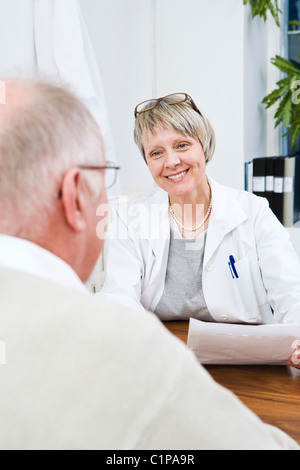 Arzt und Patient in Klinik sprechen Stockfoto