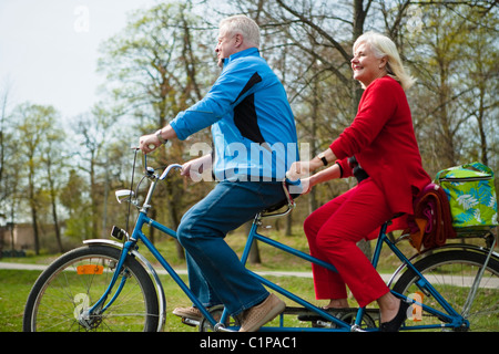Älteres Paar Reiten auf Tandem-Fahrrad Stockfoto