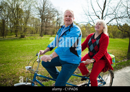 Älteres Paar Reiten auf Tandem-Fahrrad Stockfoto