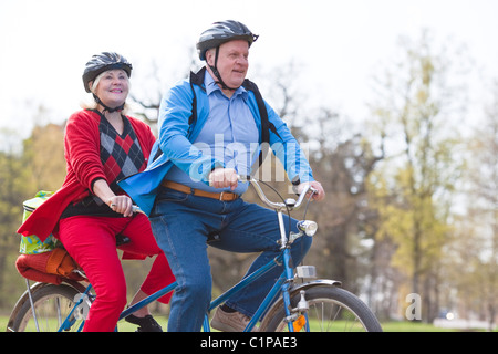 Älteres Paar Reiten auf Tandem-Fahrrad Stockfoto