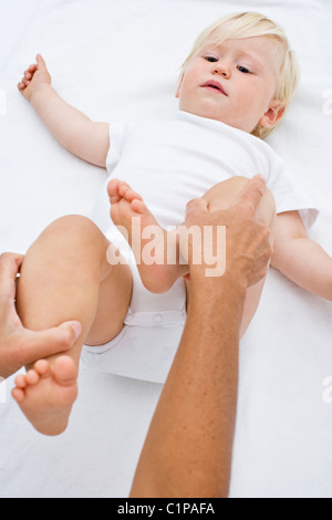 Baby Boy mit massage Stockfoto