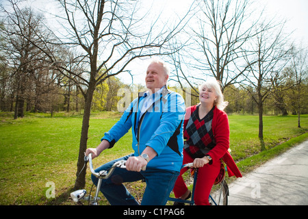 Älteres Paar Reiten auf Tandem-Fahrrad Stockfoto