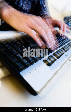 Nahaufnahme der Frau auf der Computertastatur tippen Stockfoto