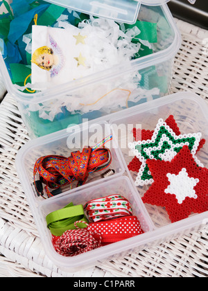 Weihnachtsschmuck und Bändern in box Stockfoto