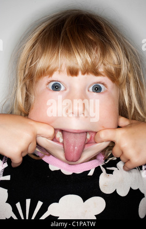 Mädchen, die Zunge Stockfoto