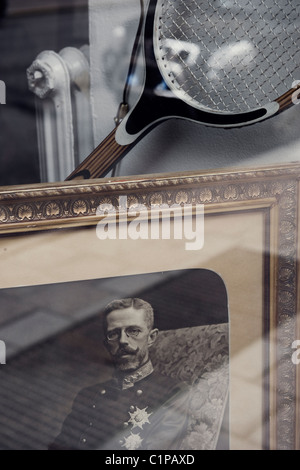 Altes Bild und Tennis Schläger auf Schaufenster, Nahaufnahme Stockfoto