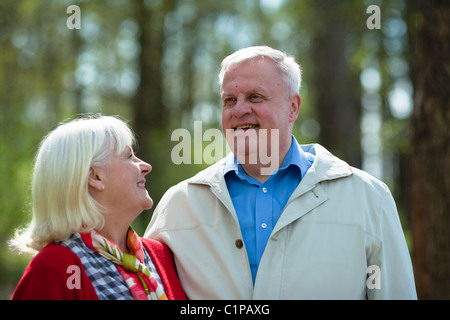 Älteres Paar im Park umarmt Stockfoto