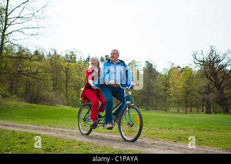 Älteres Paar Reiten auf Tandem-Fahrrad Stockfoto